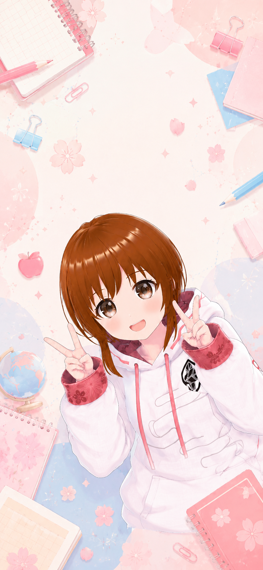 白と赤のパーカー姿で両手をピースする小谷ちい